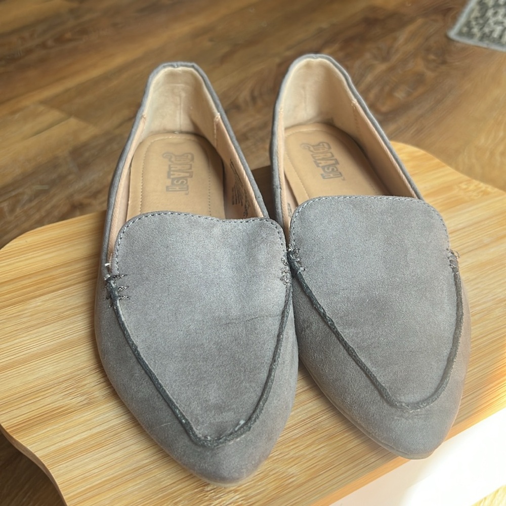 BRASH Women's Fern Pointed Toe Gray Faux Suede Flat Shoes (Size: 7)
